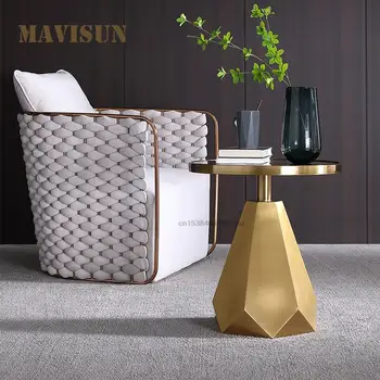 Роскошный простой журнальный столик из натурального мрамора с круглым угловым столиком в скандинавском золотистом свете, Роскошная гостиная небольшой современной квартиры